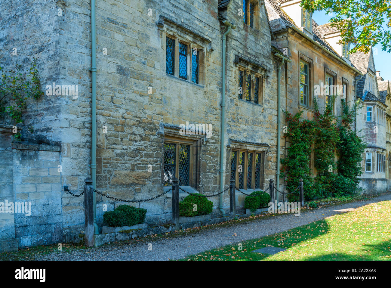 Traditional Houses In A Small Medieval Town Of Burford In Cotswolds traditional-houses-in-a-small-medieval-town-of-burford-in-cotswolds