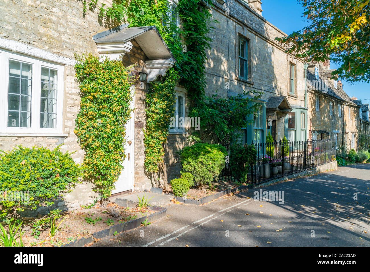 Traditional Houses In A Small Medieval Town Of Burford In Cotswolds traditional-houses-in-a-small-medieval-town-of-burford-in-cotswolds