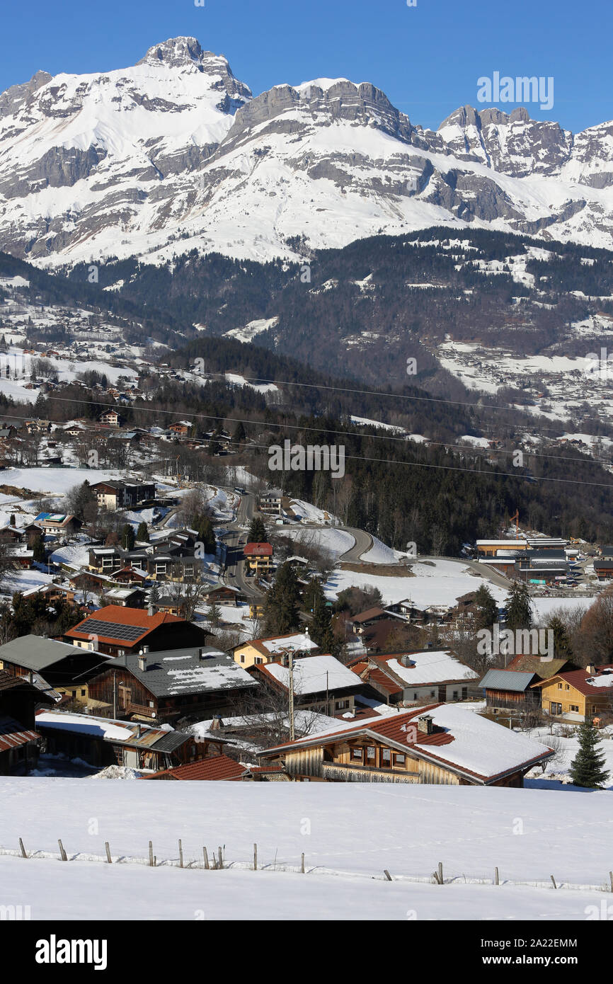 Vue sur le village de Combloux et la chaîne des Aravis en hiver. Haute-Savoie; France. Stock Photo