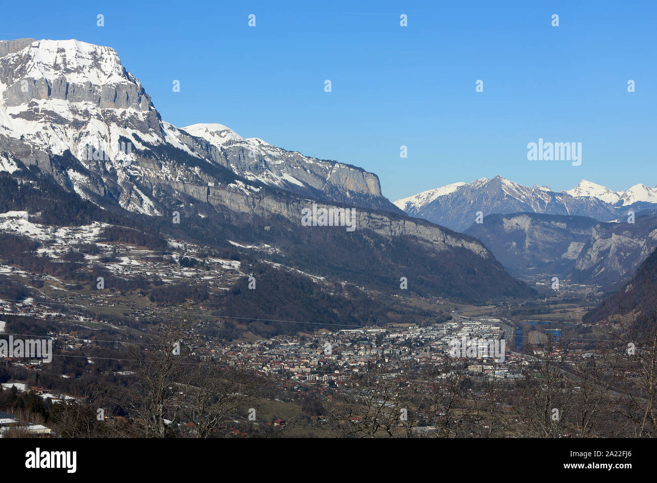 Vue sur la Chaîne des Aravis et Sallanches en hiver. Haute-Savoie; France. Stock Photo
