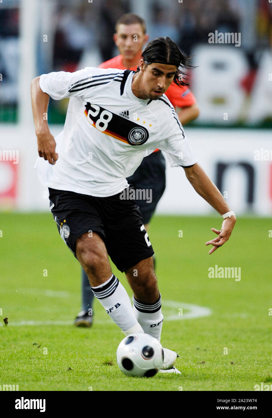 Roque Junior of Duisburg is on the ball during the Bundesliga match MSV  Duisburg v 1.FC Nuremberg at MSV Arena stadium of Duisburg, Germany, 02  December 2007. Diosburg won the match 1-0.