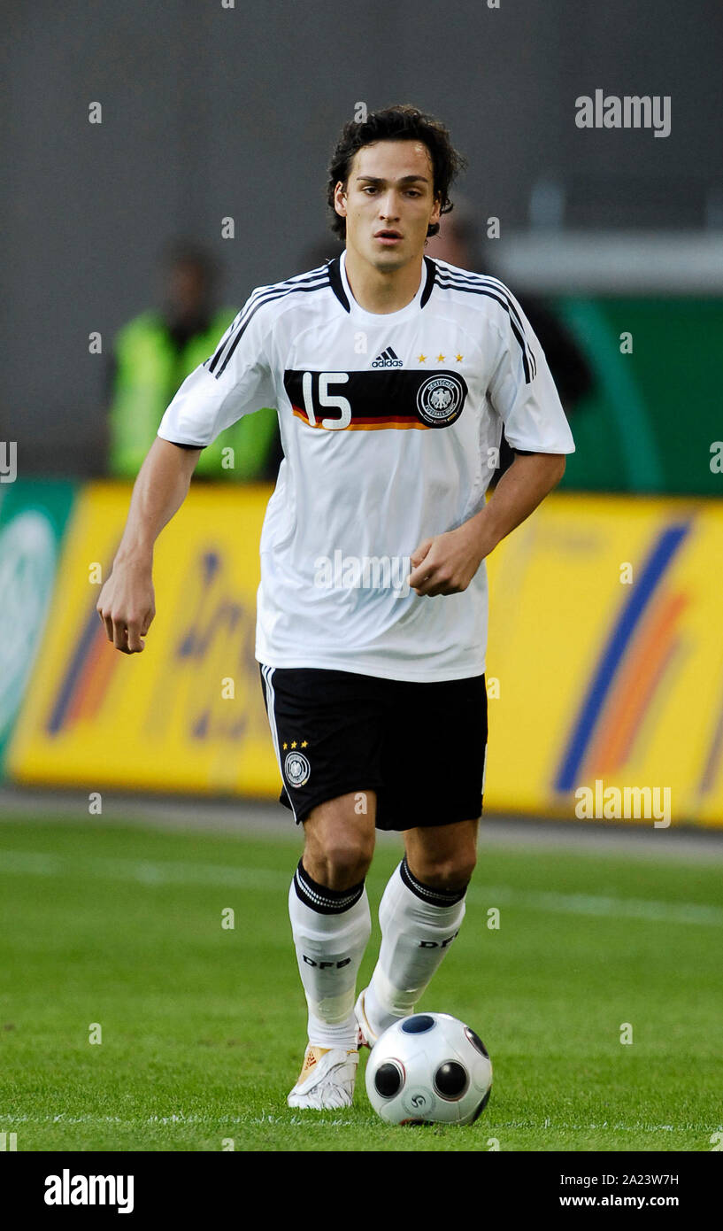 Roque Junior of Duisburg is on the ball during the Bundesliga match MSV  Duisburg v 1.FC Nuremberg at MSV Arena stadium of Duisburg, Germany, 02  December 2007. Diosburg won the match 1-0.