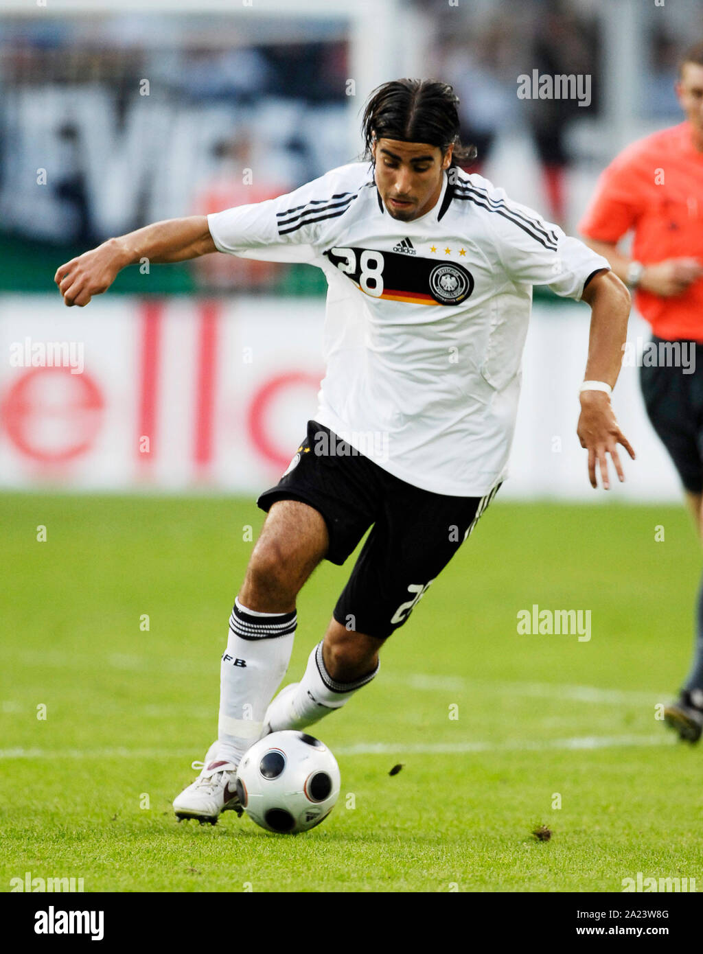 Roque Junior of Duisburg is on the ball during the Bundesliga match MSV  Duisburg v 1.FC Nuremberg at MSV Arena stadium of Duisburg, Germany, 02  December 2007. Diosburg won the match 1-0.