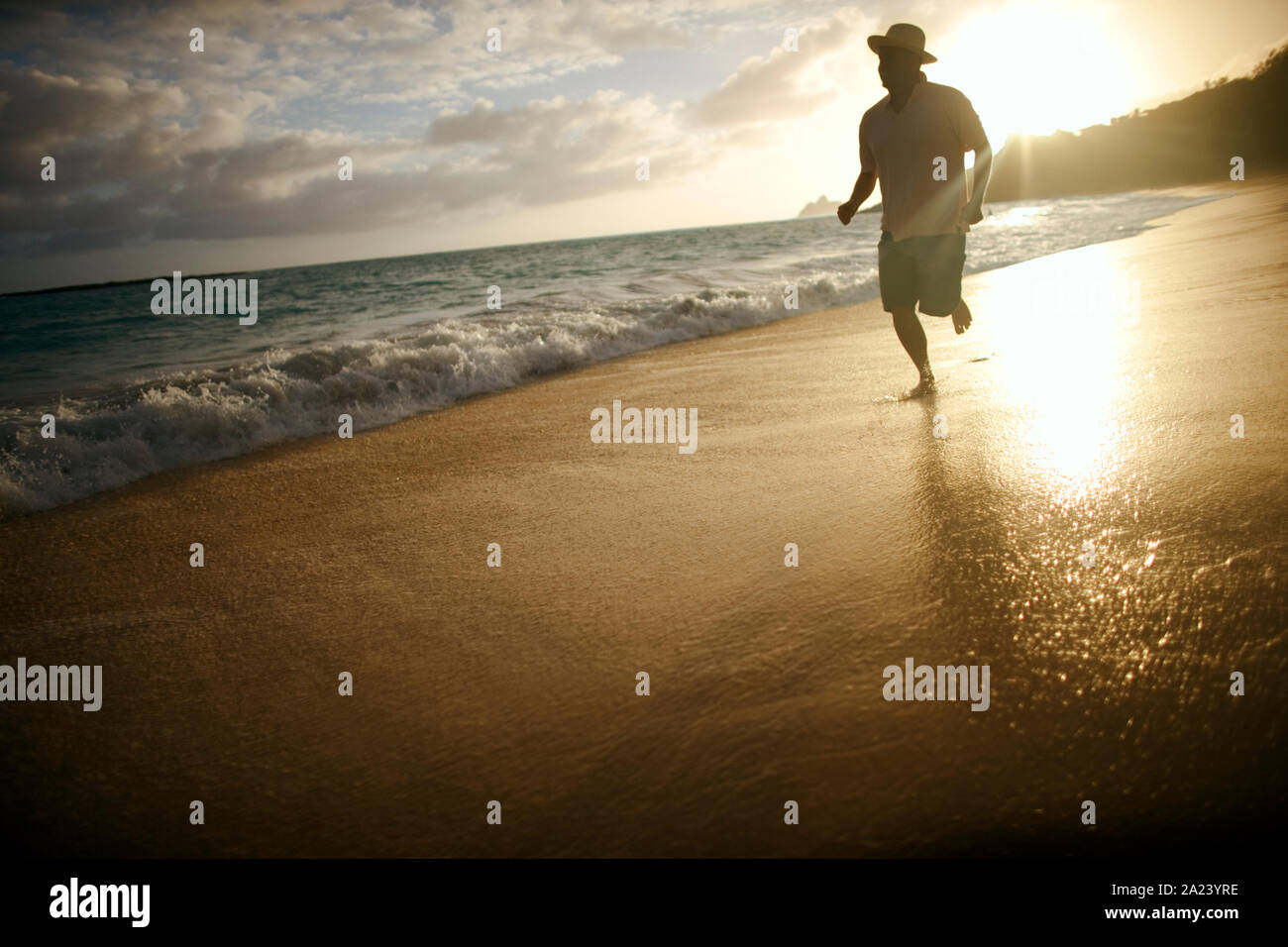 Man running side view barefoot hi-res stock photography and images - Alamy