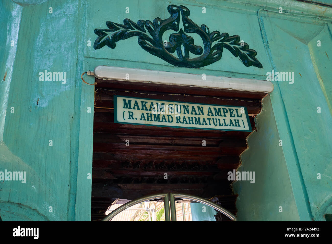 https://c8.alamy.com/comp/2A24492/the-tomb-of-sunan-ampel-at-the-old-central-mosque-named-for-him-sunan-ampel-in-surabaya-indonesia-2A24492.jpg