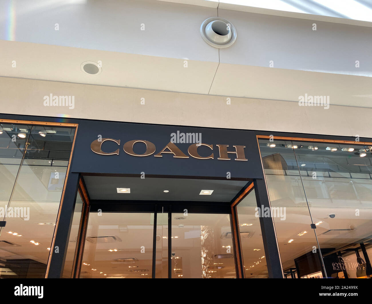 Coach store hi-res stock photography and images - Page 2 - Alamy