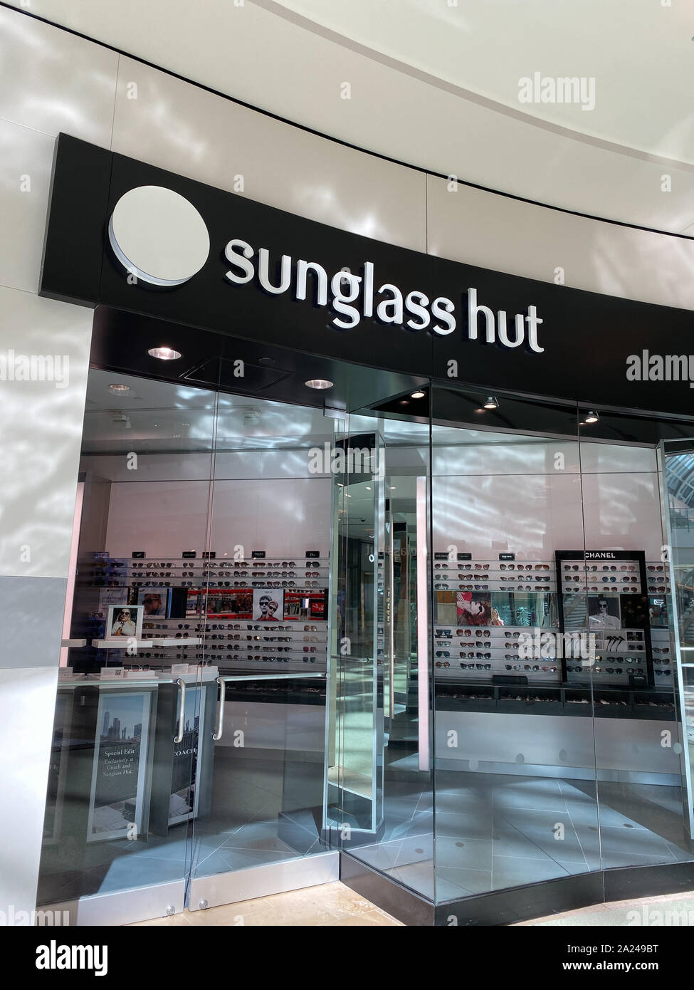 Orlando,FL/USA-9/30/19: A Sunglass Hut retail store at an indoor mall. Sunglass  Hut is an international retailer of sunglasses and sunglass accessori Stock  Photo - Alamy