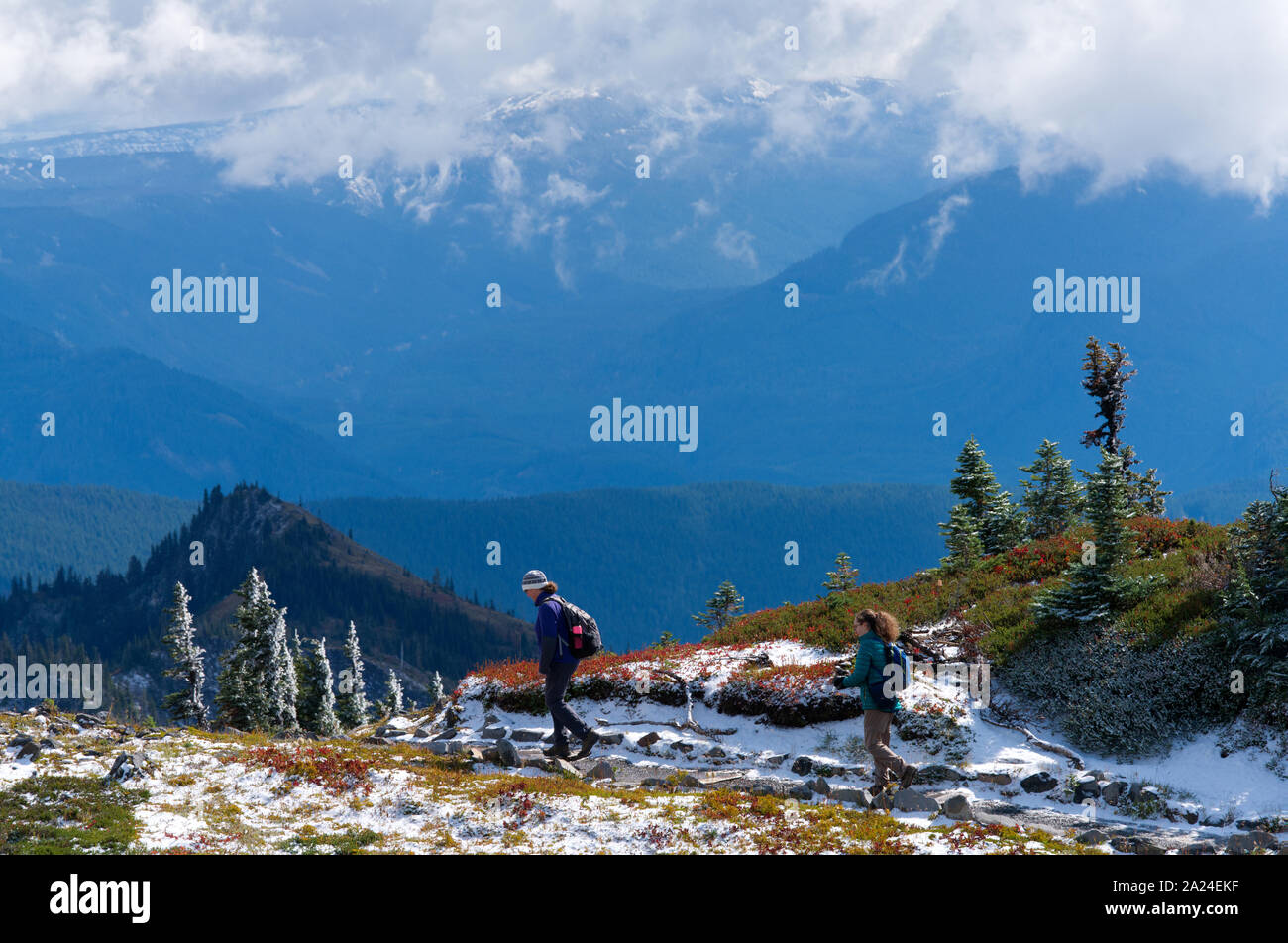 Mother and child hiking on the Lakes Trail in autumn, Mazama Ridge, Mount Rainier National Park, Washington State, USA Stock Photo