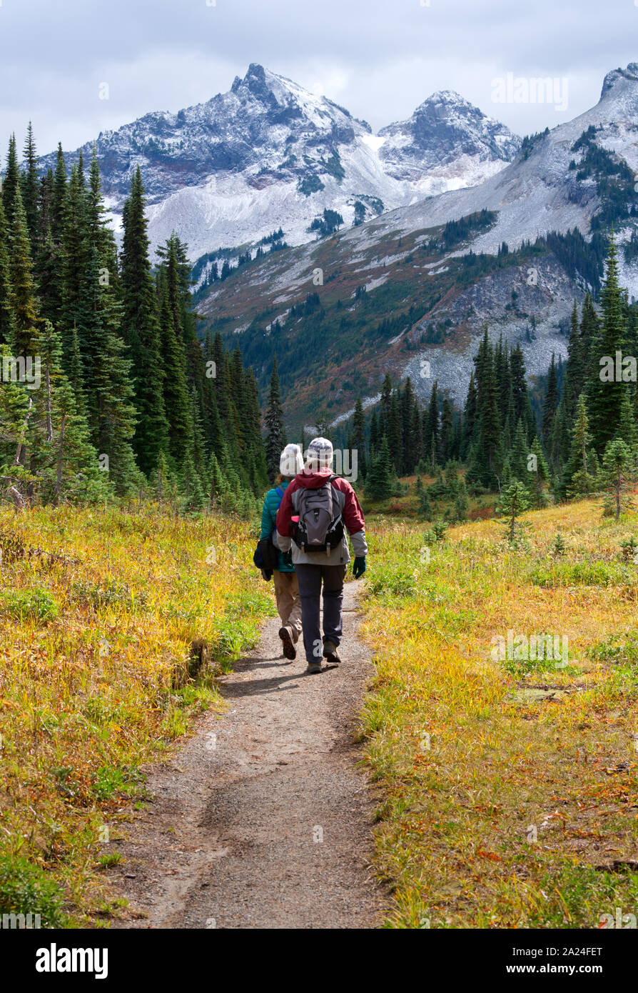 Mother and child hiking on the Lakes Trail in autumn, Mazama Ridge, Mount Rainier National Park, Washington State, USA Stock Photo