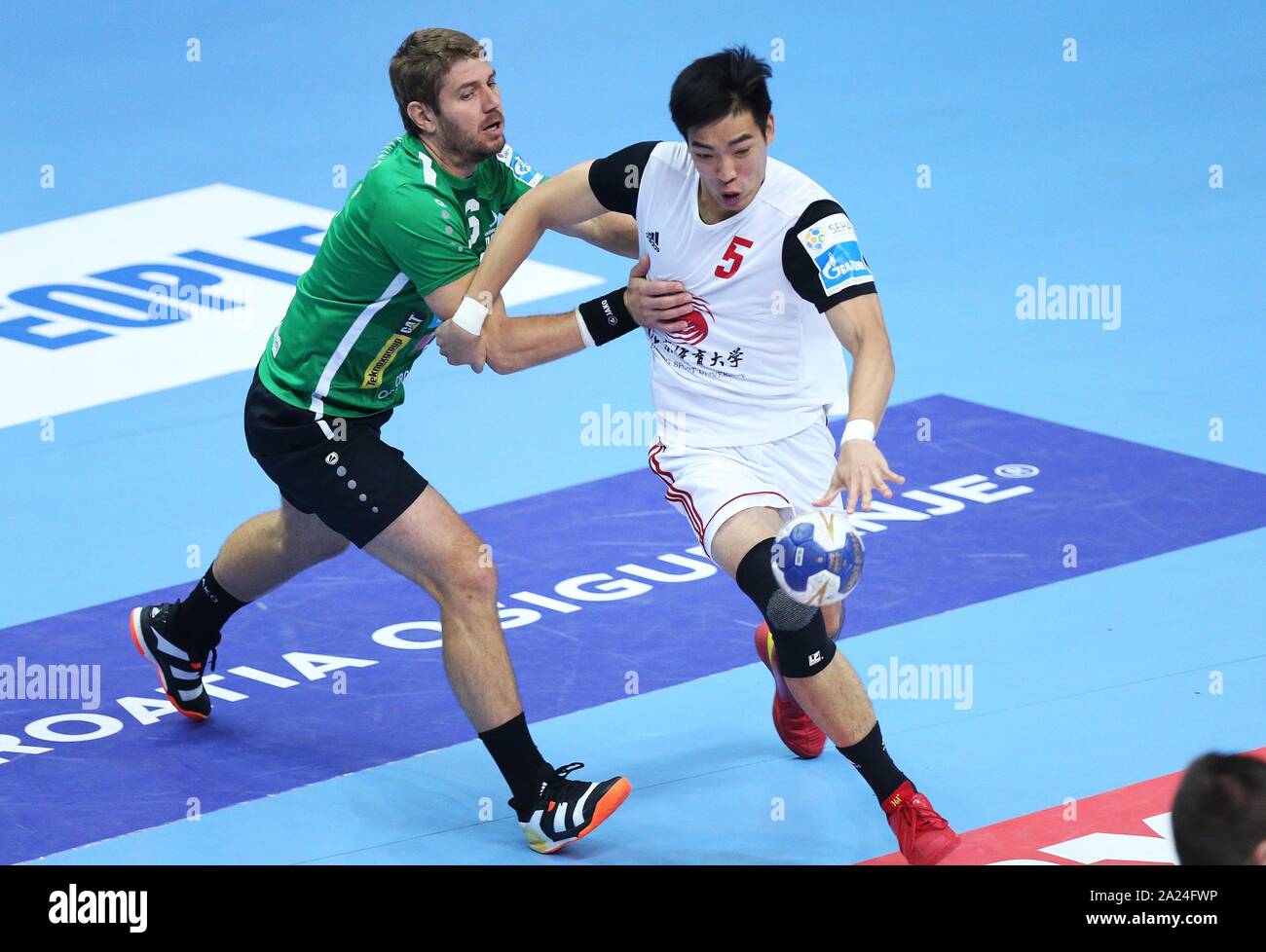 191001) -- CROATIA, Oct. 1, 2019 (Xinhua) -- He Zheng (R) of Beijing Sport University vies