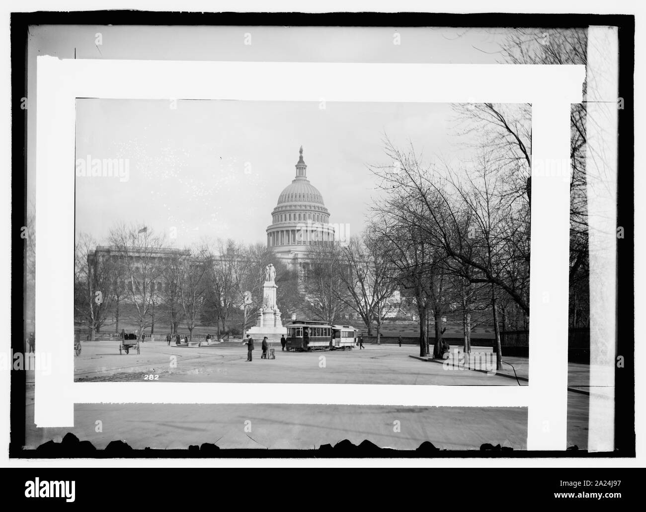 Peace Monument & Capitol Stock Photo Alamy
