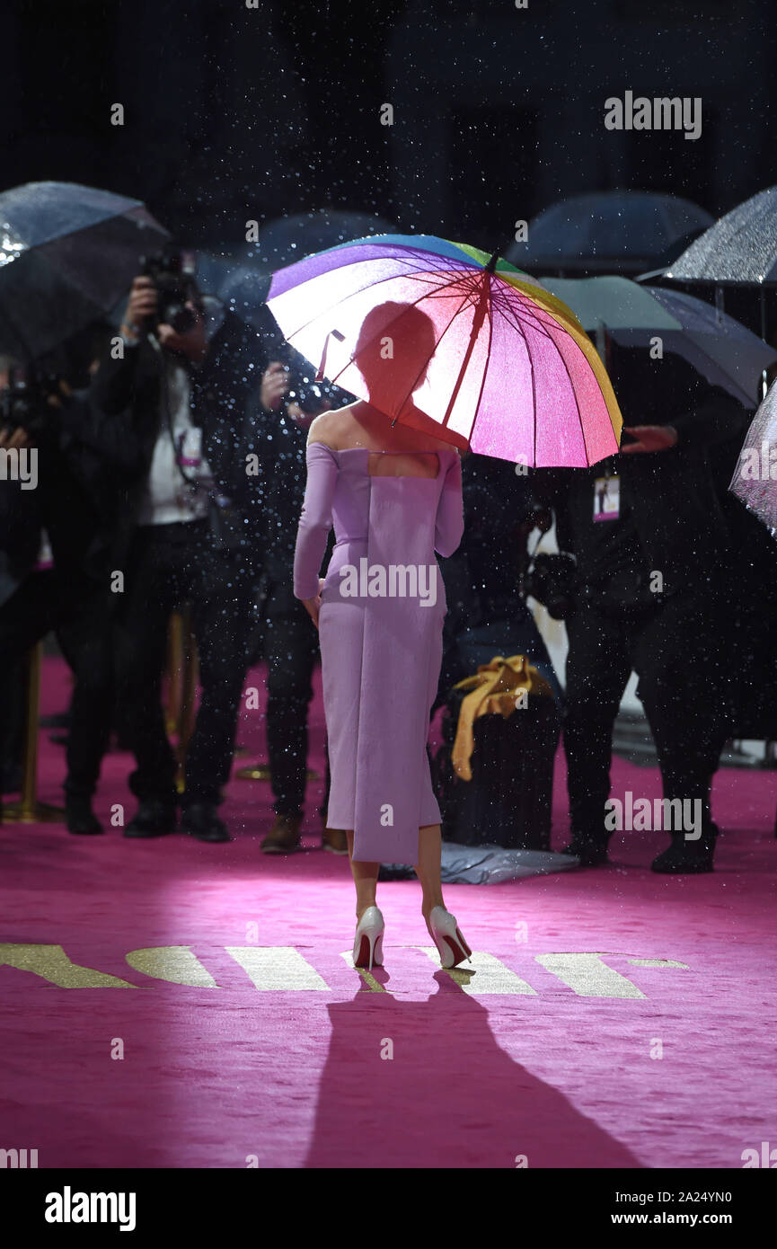 Photo Must Be Credited ©Alpha Press 079965 15/11/2016 Katherine Waterston  European Premiere Of Fantastic Beasts And Where To Find Them Leicester  Square London Stock Photo - Alamy