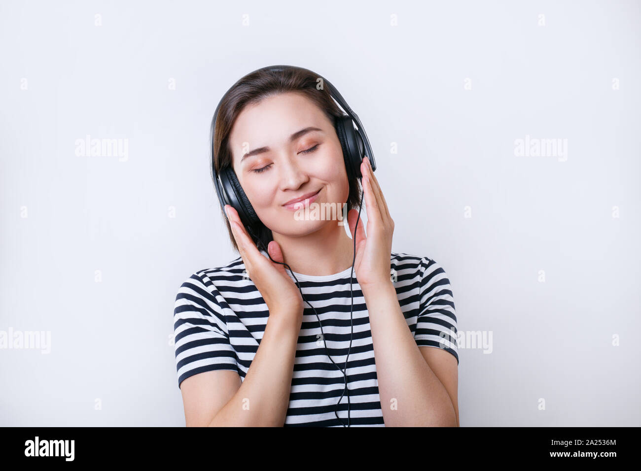 Headphone female asian hi-res stock photography and images - Alamy