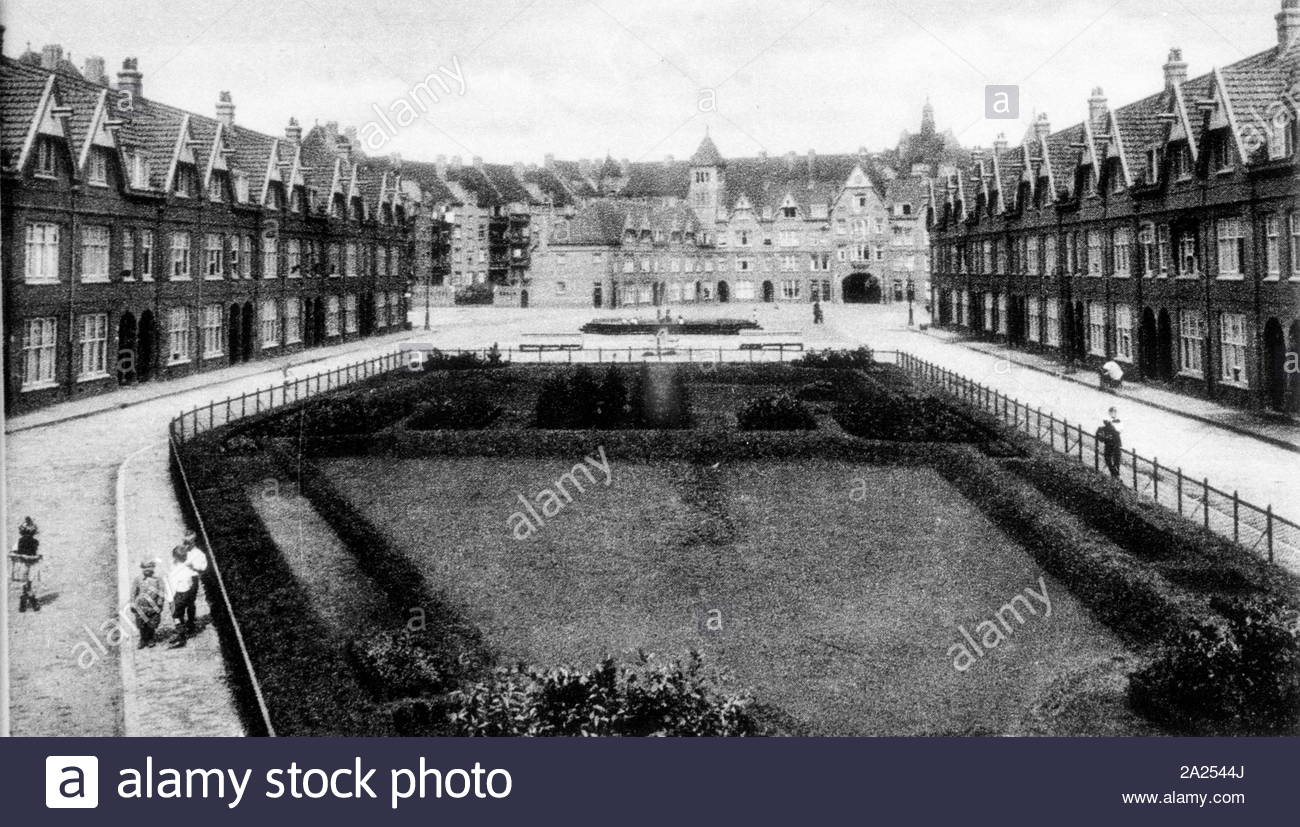 Workers houses of the Het Westen Housing Association, on the Zaanhof, Amsterdam, Holland 1910 Stock Photo