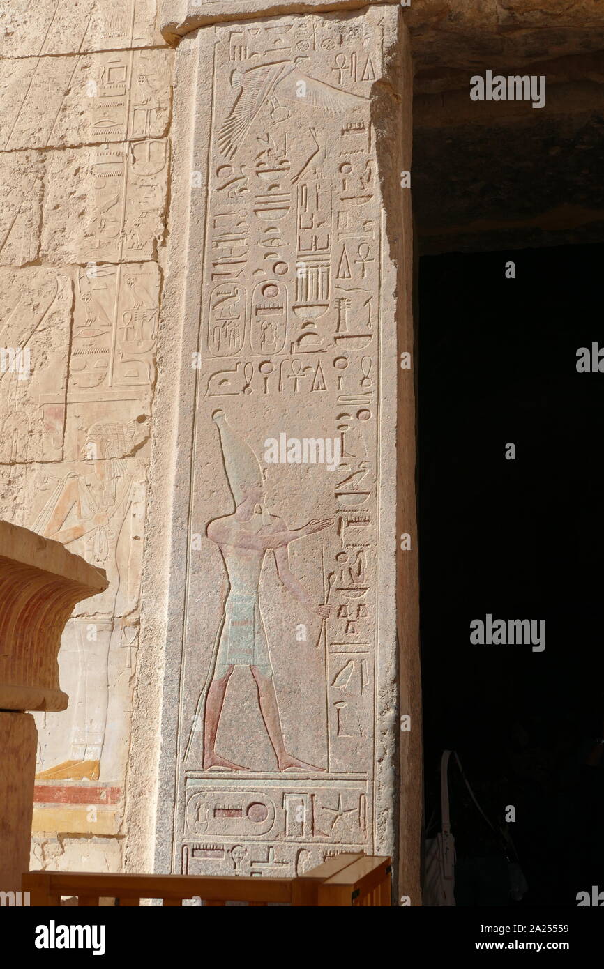 Wall relief (painted) depicting a pharaoh wearing the hedjet or White Crown for Upper Egypt. Temple of Hatshepsut, near Luxor, Egypt. The mortuary temple and tomb dates to the Eighteenth dynasty, and was designed by Senenmut, royal steward and architect of Hatshepsut. It was constructed during the 15th century BC, During the Eighteenth dynasty Stock Photo