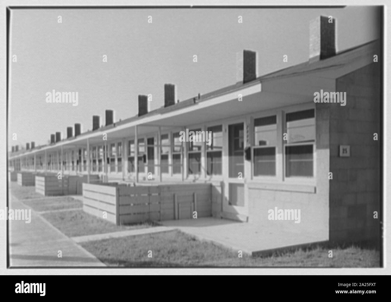 Colonial style houses Black and White Stock Photos & Images - Alamy
