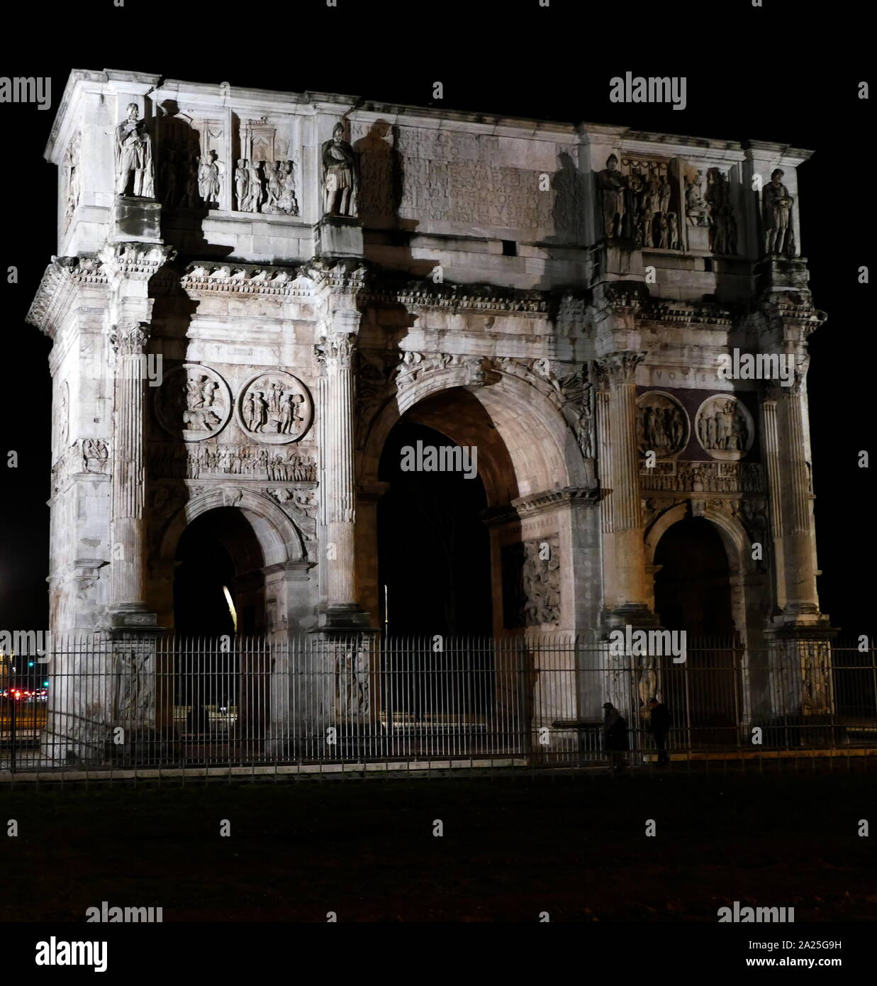 View of the Arch of Constantine at night. The Arch of Constantine is a triumphal arch in Rome. It was erected by the Roman Senate to commemorate Constantine I's victory over Maxentius at the Battle of Milvian Bridge in 312 Stock Photo