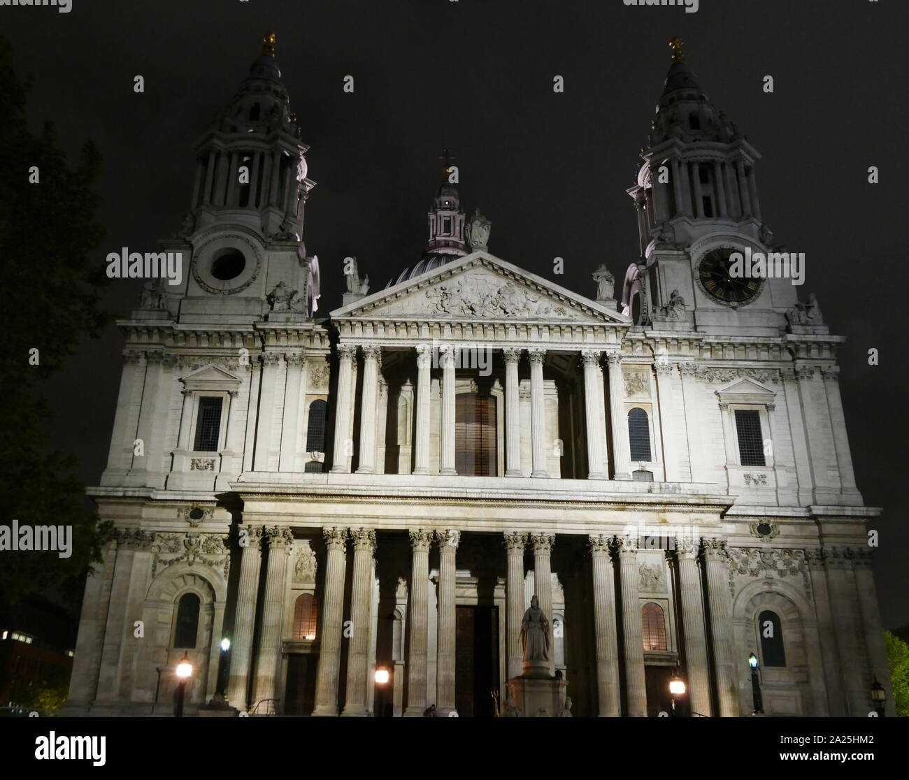 St Paul's Cathedral, London, is an Anglican cathedral, the seat of the Bishop of London and the mother church of the Diocese of London. The cathedral, dating from the late 17th century, was designed in the English Baroque style by Sir Christopher Wren. Stock Photo