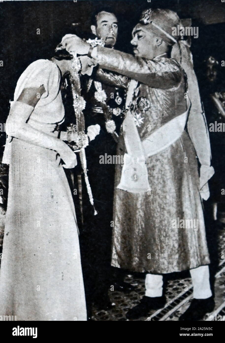 Photograph of Earl Mountbatten investing the Maharaja of Bikaner with the ribbon and badge of a G.C.S.I.. Louis Mountbatten, 1st Earl Mountbatten of Burma (1900-1979). Stock Photo