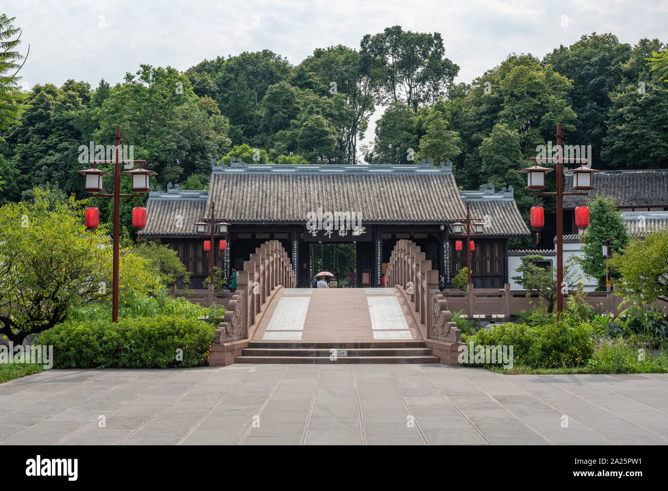 Chengdu, Sichuan province, China - Aug 17, 2019 : Stone bridge and traditional chinese building in HuanHuaXi park. Stock Photo