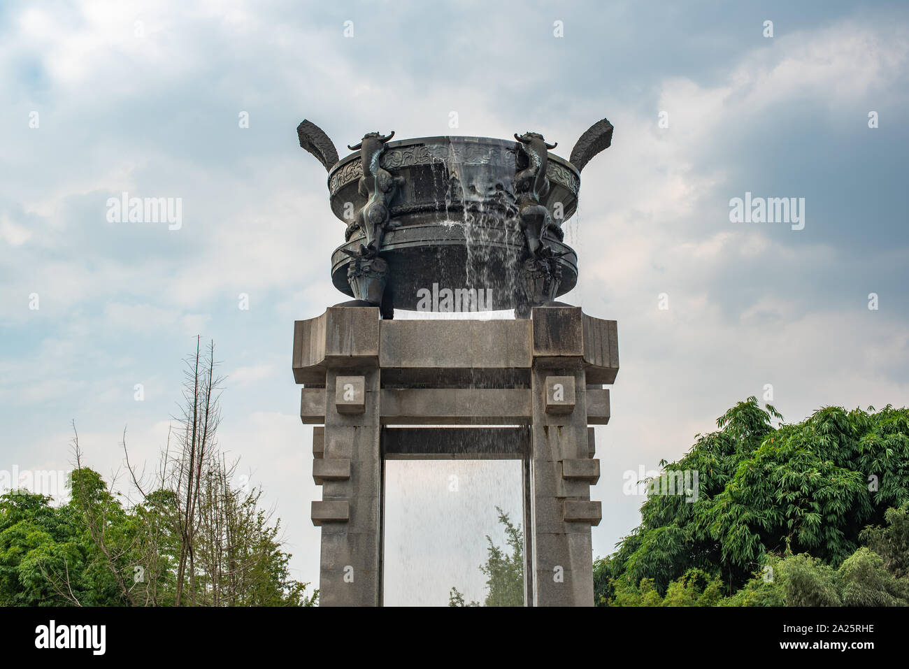 Chinese dragon fountain hi-res stock photography and images - Alamy