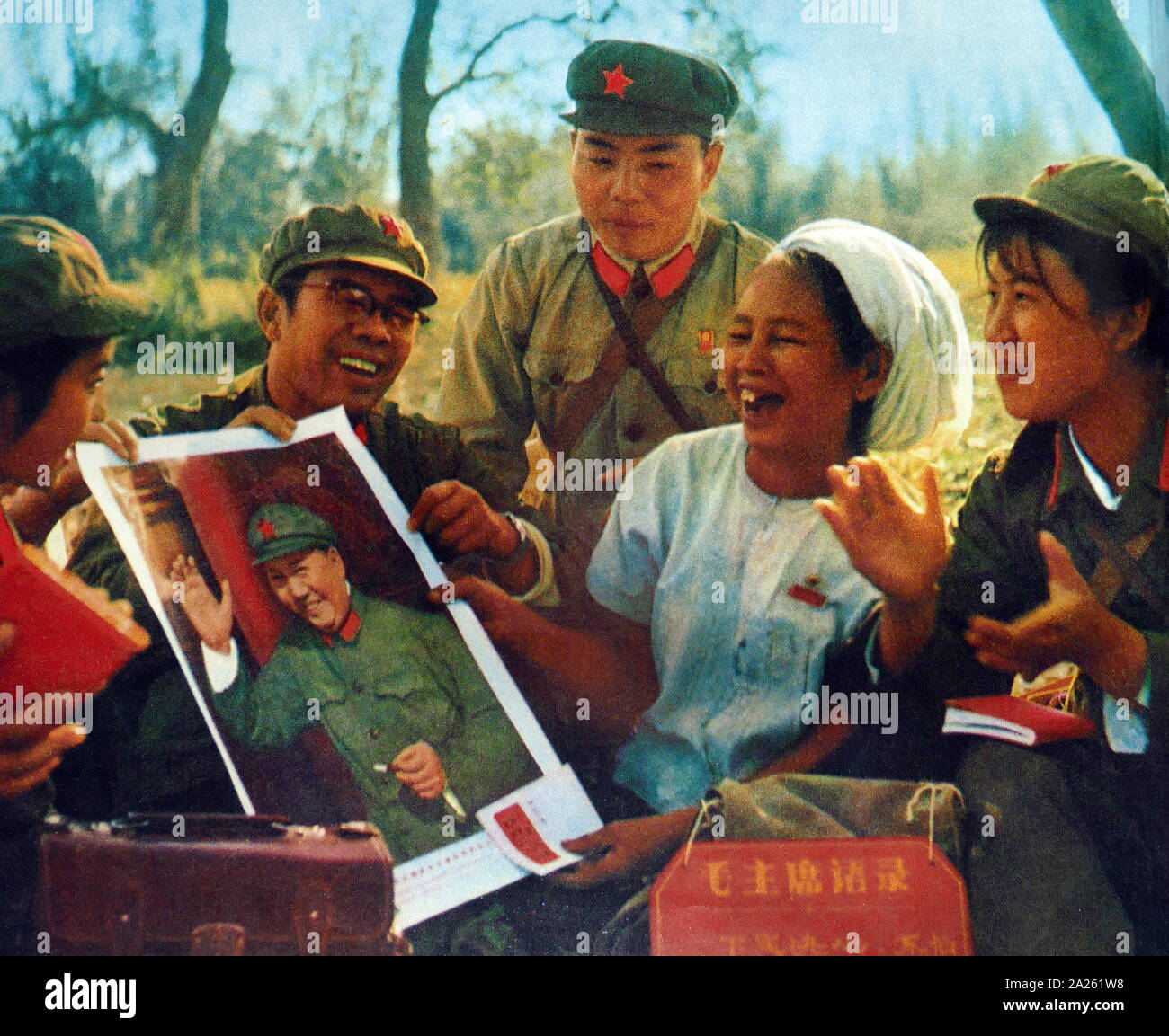 farm workers with soldiers of the People's Liberation Army, during the. Cultural Revolution China 1966 Stock Photo