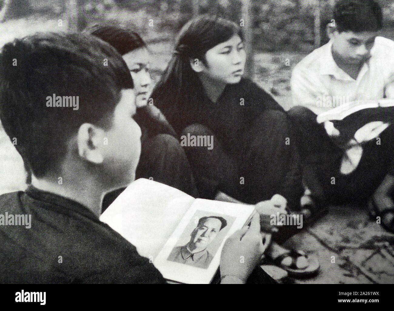 North Vietnamese children read about Chairman Mao Zedong of China during the Vietnam War Stock Photo