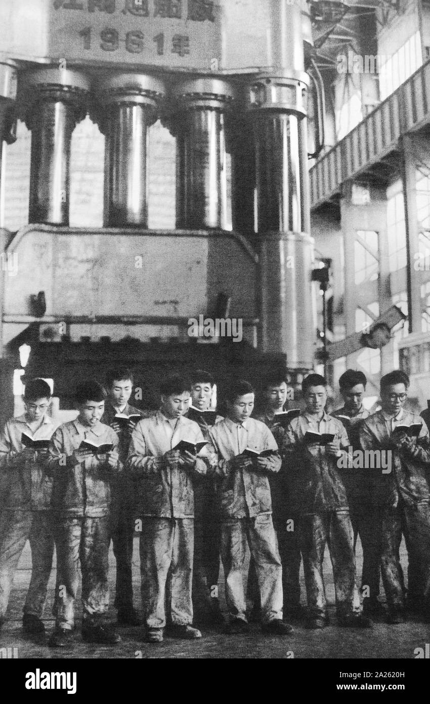 Factory workers read from the 'thoughts of chairman Mao', during the Cultural Revolution. China 1967 Stock Photo