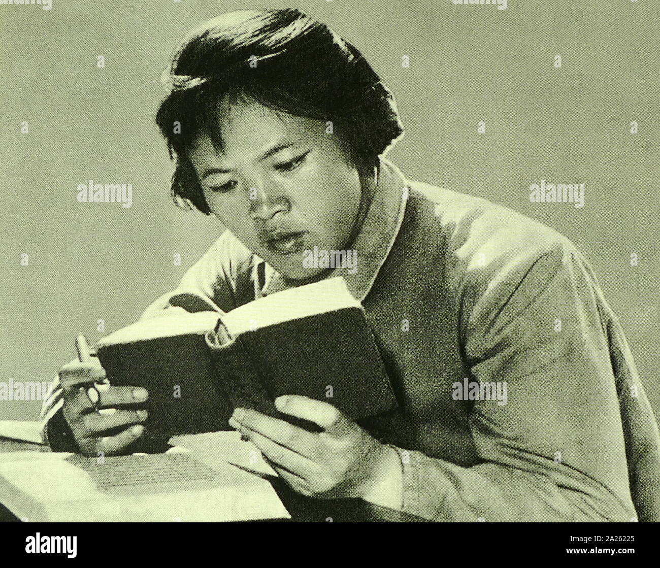revolutionary Red Guard reading Chairman Mao's quotations, during the Cultural Revolution, China 1968 Stock Photo