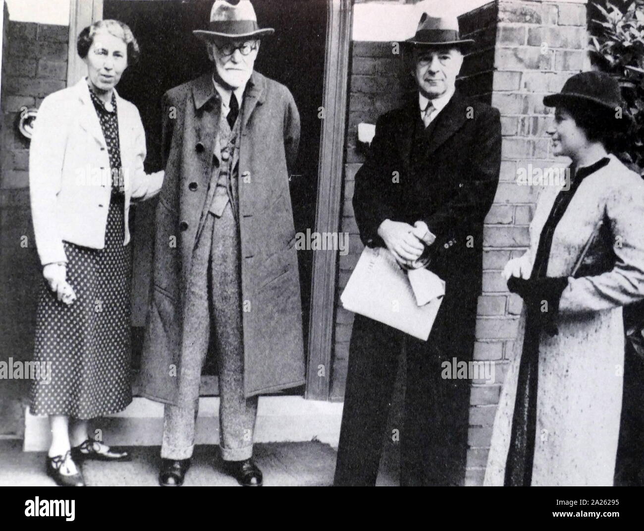 Freud arriving at Elsworthy Road, with Mathilde Hollitscher, Ernest Jones and Lucie Freud. 1938. Sigmund Freud (1856 - 23 September 1939); Austrian neurologist and the founder of psychoanalysis Stock Photo