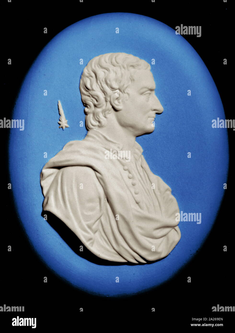 Wedgwood medallion of Isaac NEWTON (1642-1727) on blue Jaspar Ware -attributed to Hackwood. HALLEY'S COMET is in the background. Its appearance in 1682 created great interest. Halley considered it to be a periodic comet and, using Newton's theory of universal gravitation, calculated its return in Its reappearance as predicted confirmed Newton's laws. Stock Photo