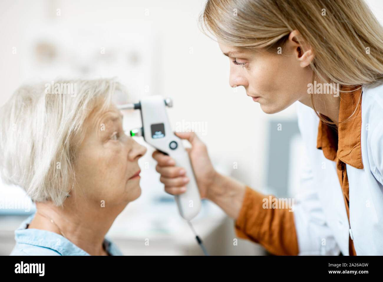 Tonometer eye pressure hi-res stock photography and images - Alamy