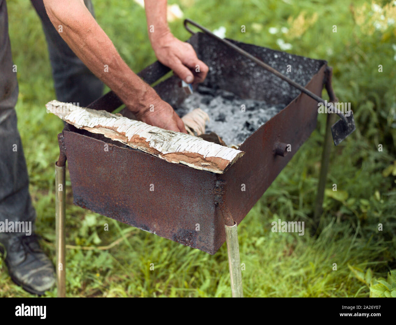 Garden setting up barbecue hi-res stock photography and images - Alamy