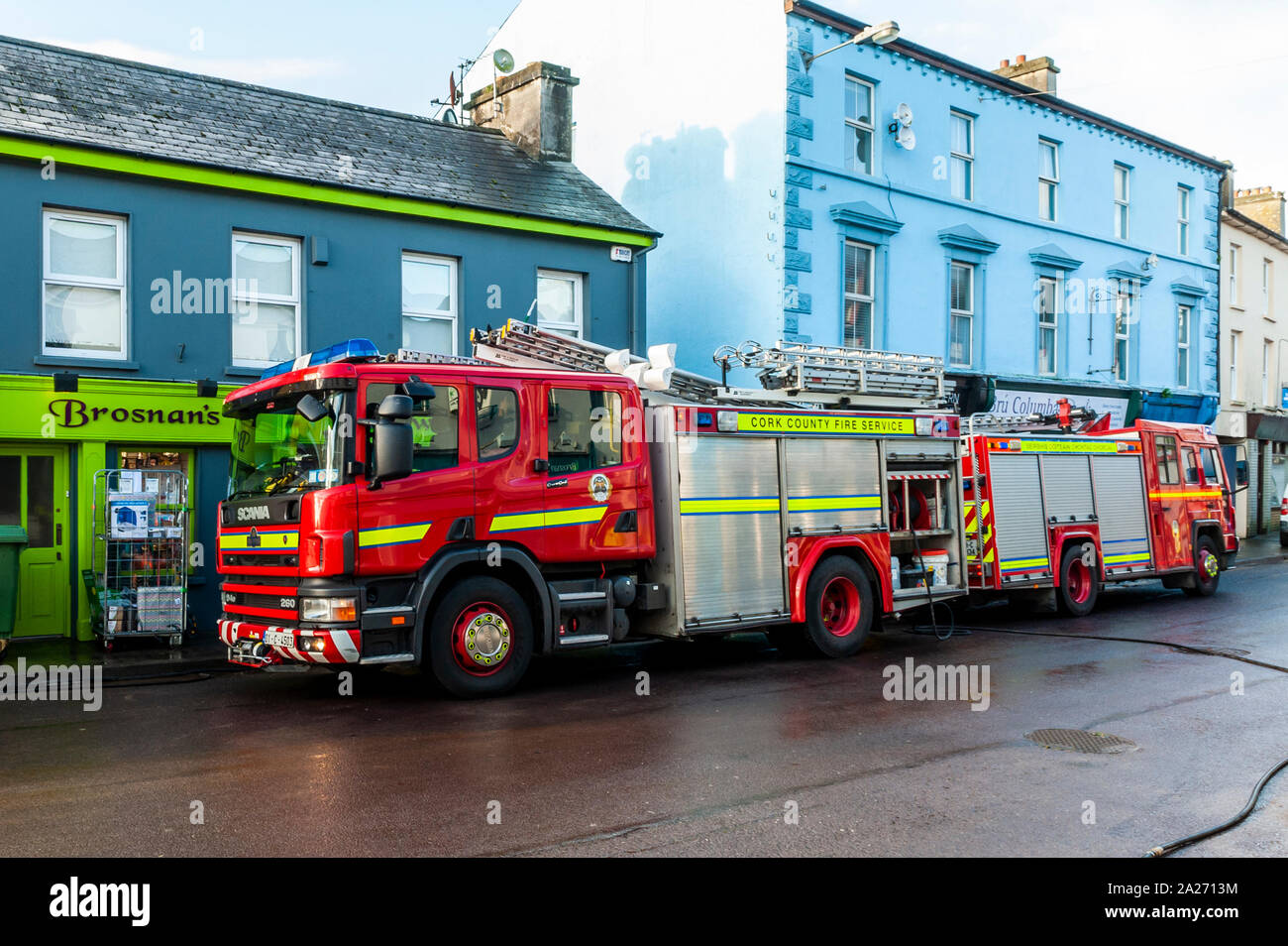 Schull, West Cork, Ireland. 1st Oct, 2019. Shops in Schull Main Street were hit badly by muddy flood waters this morning. At approximately 4am, drains in the street couldn't handle any more torrential rain and, due to being blocked with leaves and silt, overflowed causing a number of shops to flood. Schull Fire Brigade was in attendance from early morning. Credit: Andy Gibson/Alamy Live News. Stock Photo