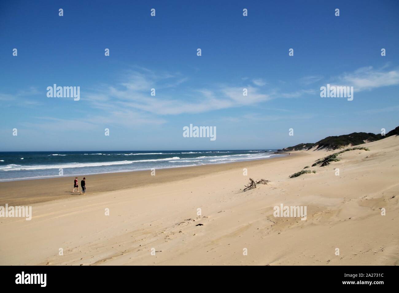 Strandspaziergang an weitem Sandstrand im Sommer Stock Photo