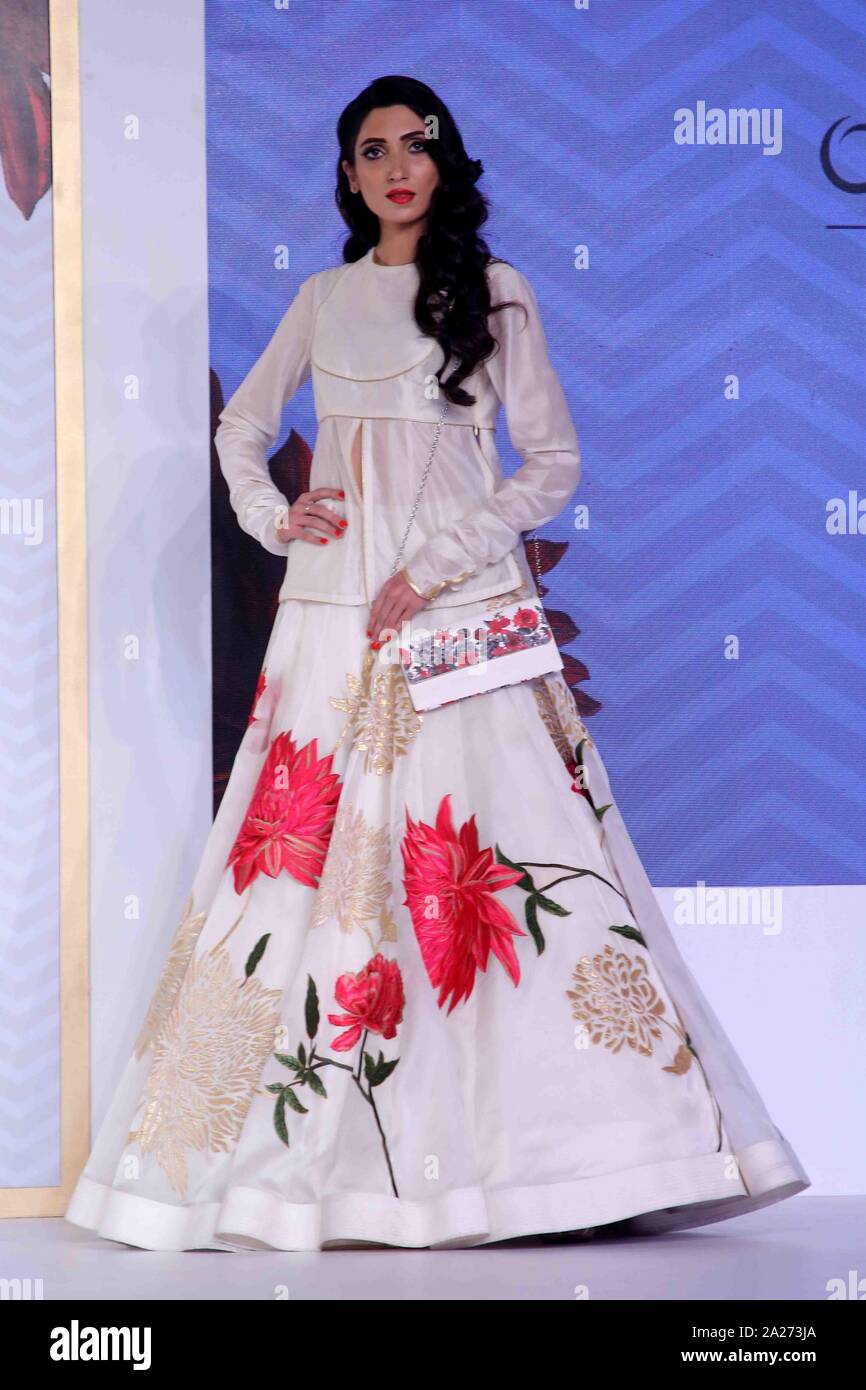 new delhi india 01st oct 2019 models walk on the ramp and presenting new collection of bags and ladies purses of fashion designer rohit bal with the collaboration oriflame during a fashion show photo by jyoti kapoorpacific press credit pacific press agencyalamy live news 2A273JA