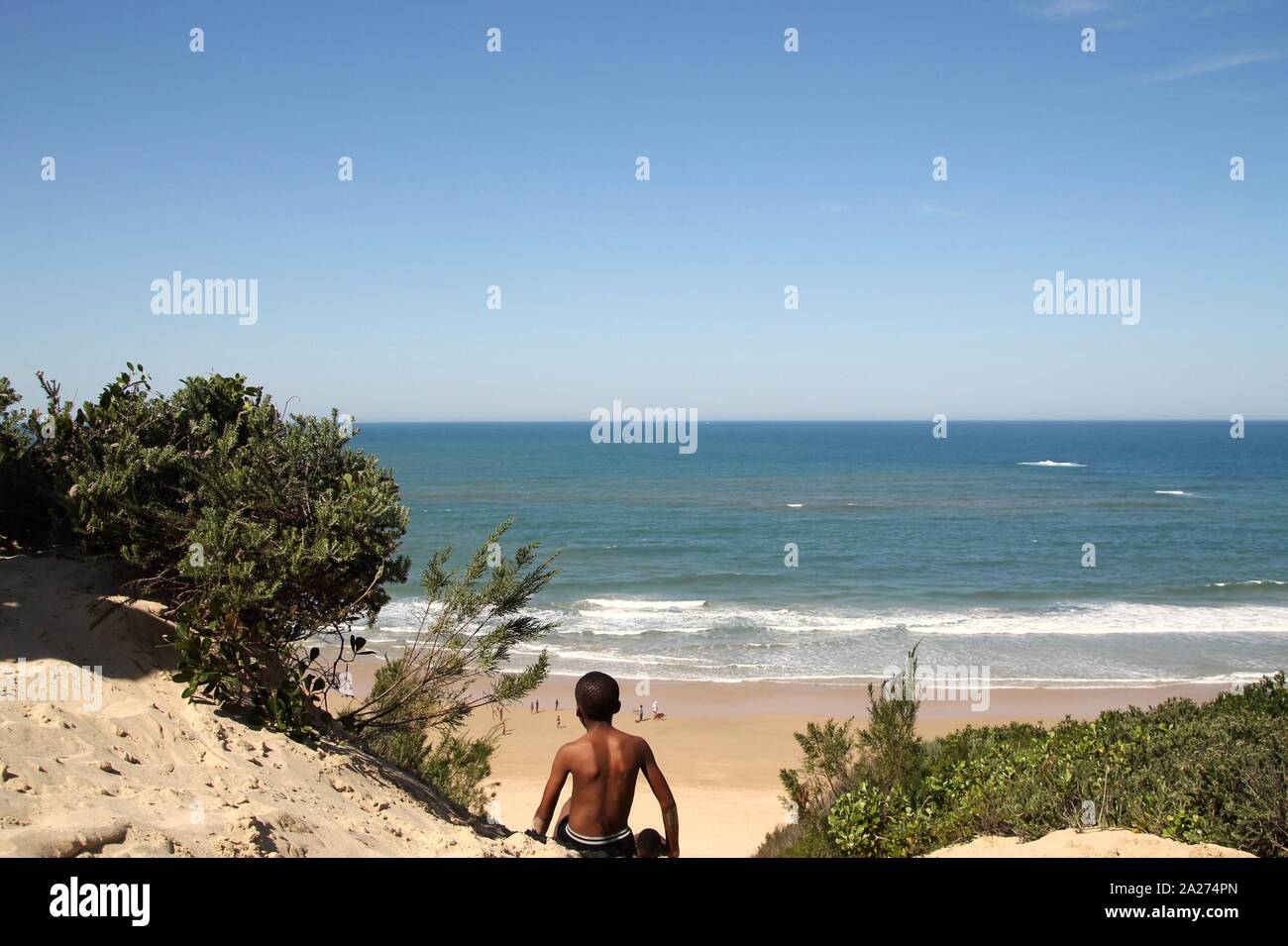 Junge blickt auf die Weiten des Indischen Ozeans Stock Photo
