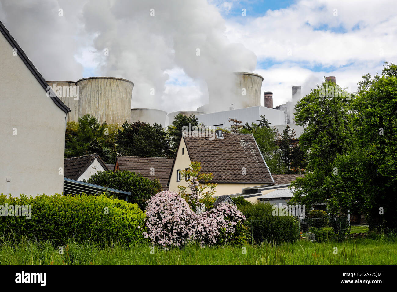 09.05.2019, Niederaussem, North Rhine-Westphalia, Germany - RWE power plant Niederaussem, residential buildings in front of RWE lignite-fired power pl Stock Photo