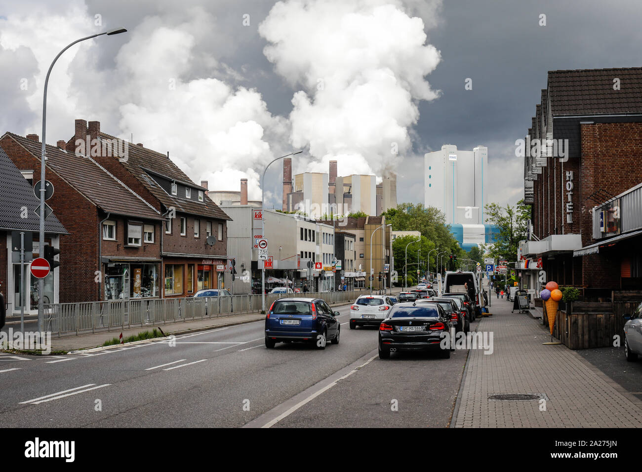 09.05.2019, Niederaussem, North Rhine-Westphalia, Germany - City view with RWE lignite-fired power plant Niederaussem. 00X190509D121CAROEX.JPG [MODEL Stock Photo