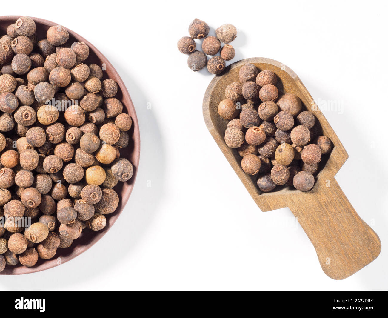 Allspice (Jamaica pepper) in the clay plate and scoop diagonally on