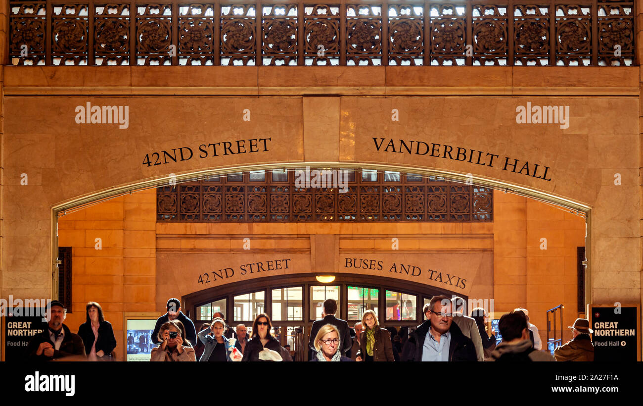 Impara la pronunciaNEW YORK, USA, NOVEMBER 2016: people walking under the arch with directions to Vanderbilt Hall and 42nd street inside New York's Gr Stock Photo