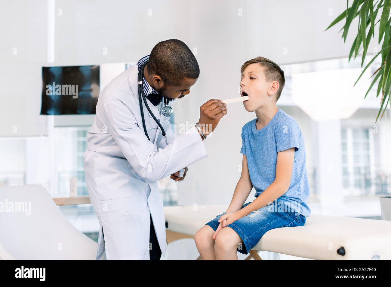 Little throat. Мальчик показывает горло врачу. Мальчик показывает горло картинка.