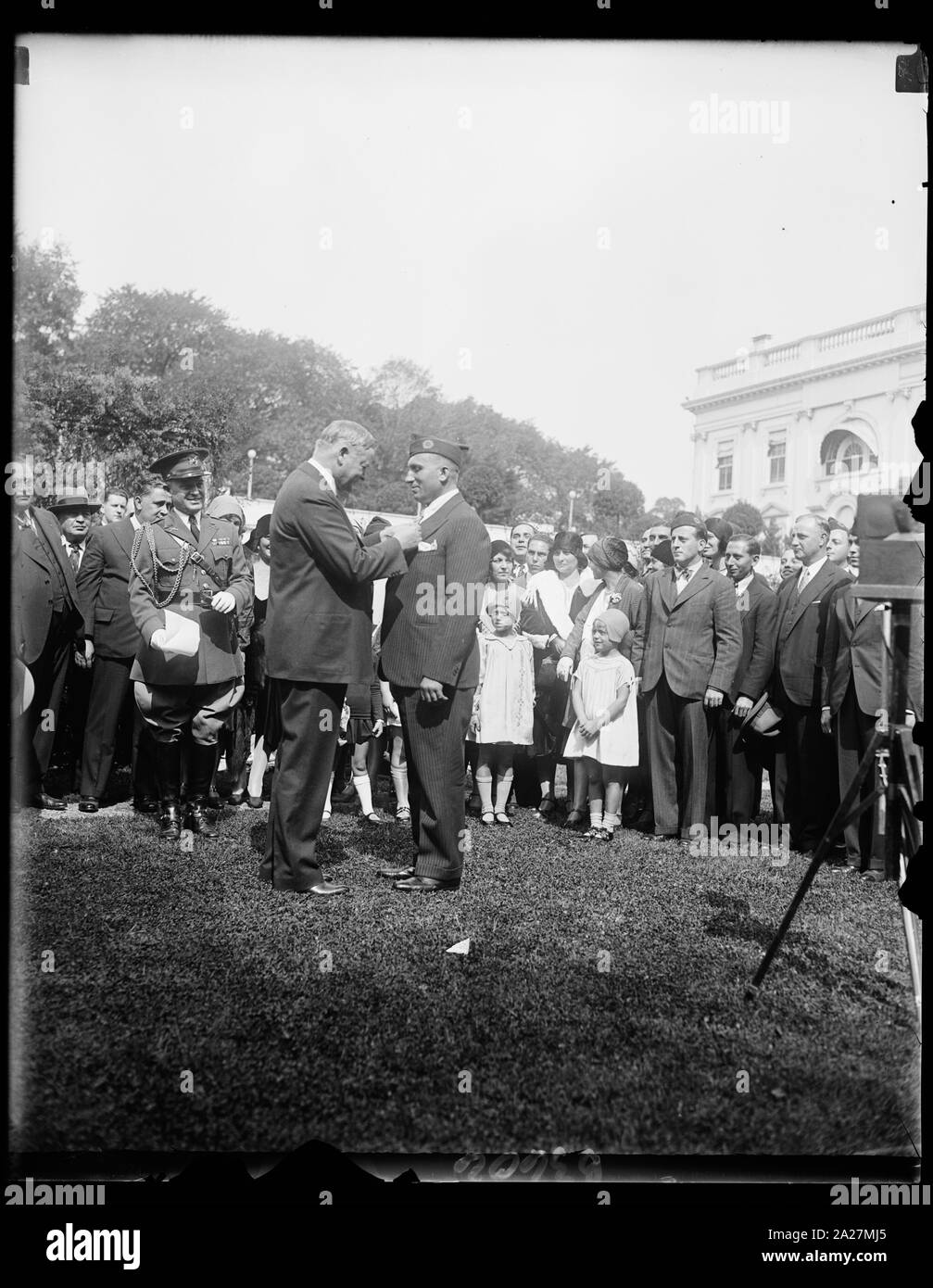 President Hoover presents Congressional Medal of Honor to World War hero. Michael Valente, formerly Private, Company D, 107th infantry, 27th Division during the World War, receiving from President Hoover the Congressional Medal of Honor at the White House today. Valente receives the medal for bravery while in Hindenberg Line during the World War. He enlisted at Ogdensburg, N.Y., but is now a resident of Long Beach, N.Y. Stock Photo