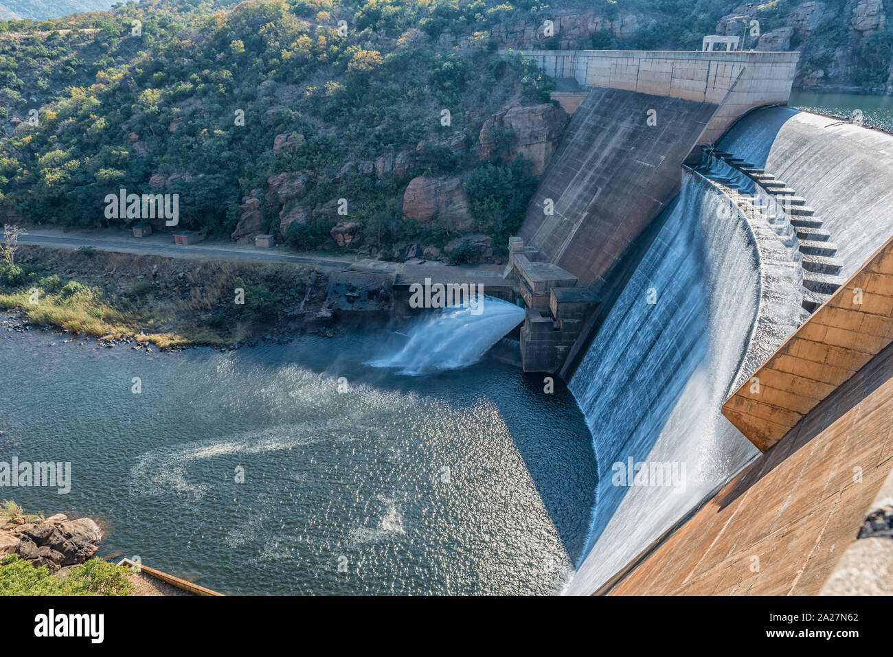 River overflowing concrete wall hi-res stock photography and images - Alamy