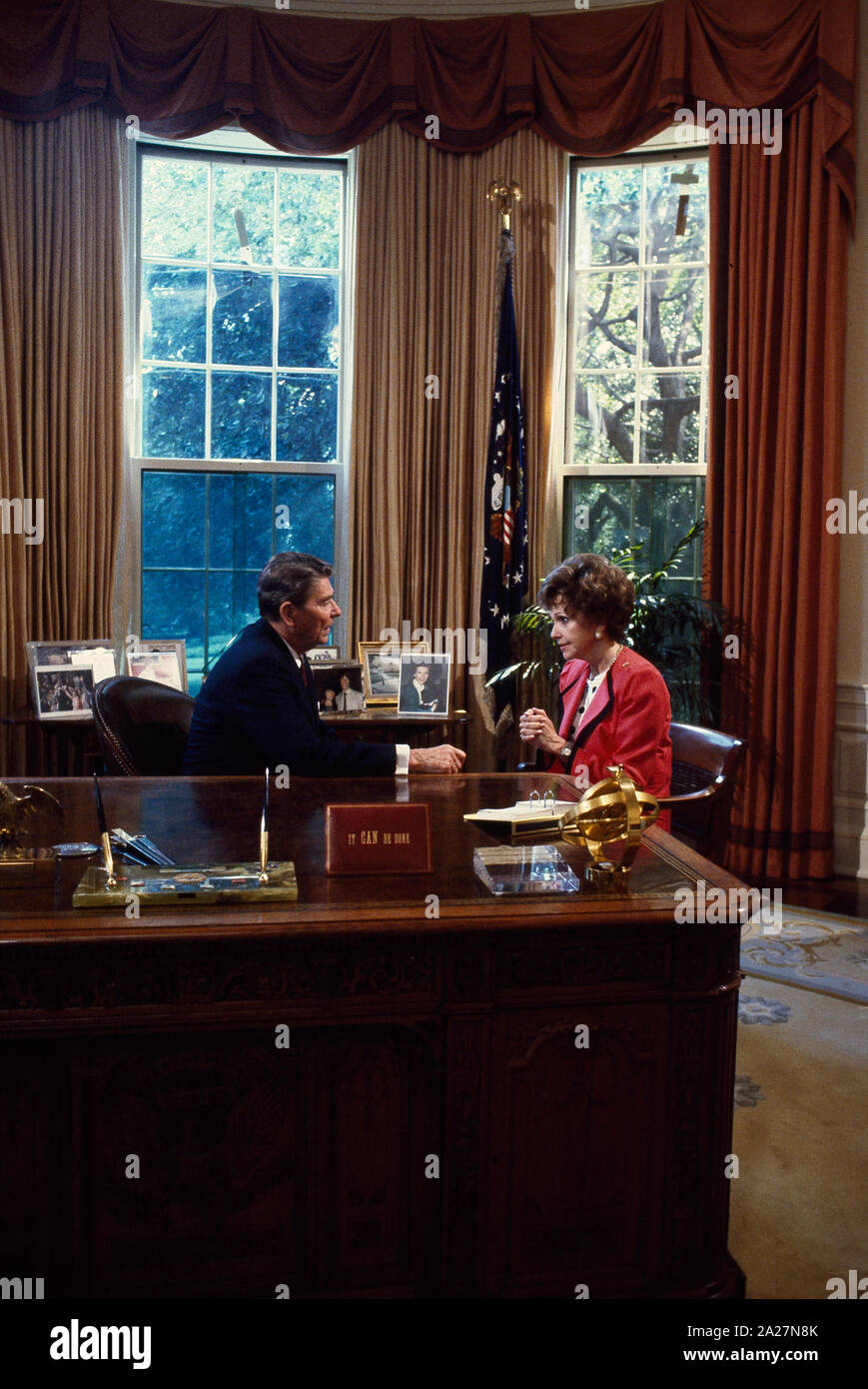 President ronald reagan white house oval office desk hi-res stock ...