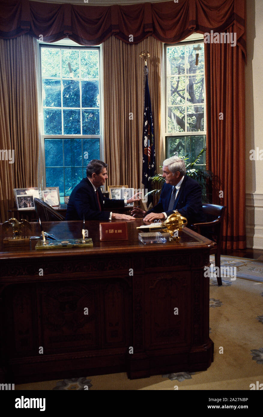 Ronald reagan desk hi-res stock photography and images - Alamy