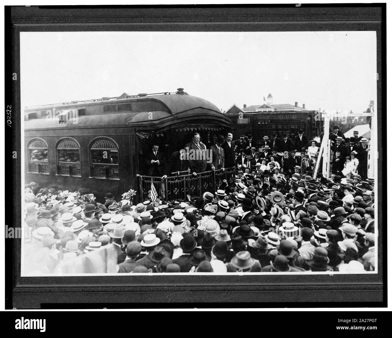 President William Howard Taft standing on back of railroad car, looking out at crowd of people / Feeser's Studio, Hanover, Pa Stock Photo