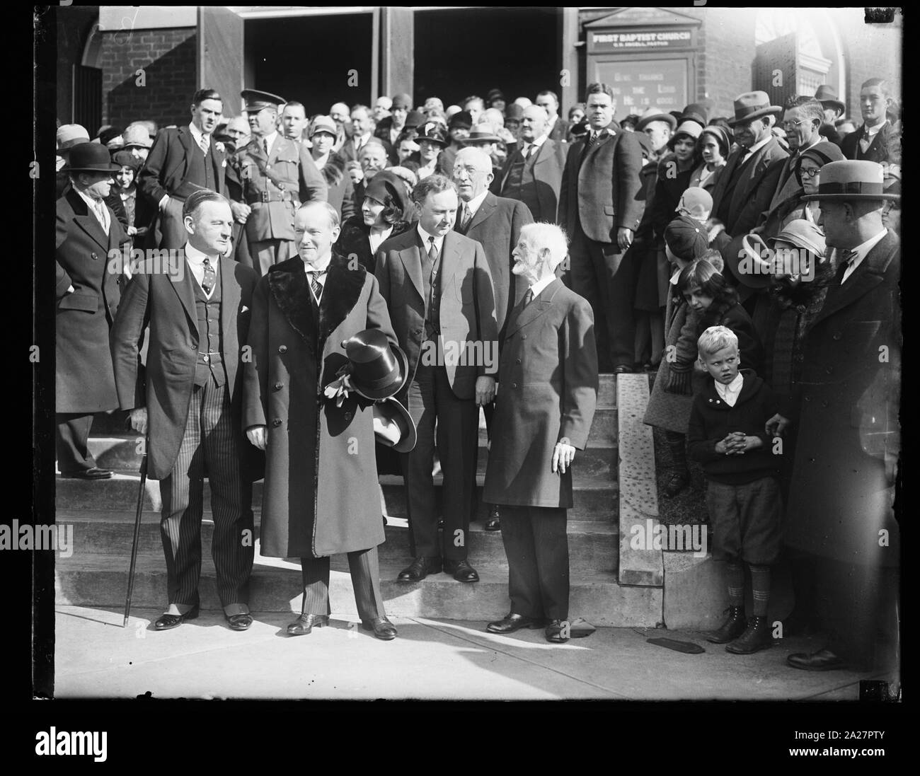 President and Mrs. Coolidge attend Thanksgiving Day service In Virginia. In Virginia for an old-fashioned Thanksgiving, President and Mrs. Coolidge attended Thanksgiving Day services at the First Baptist Church in Charlottesville, Virginia. In the photograph, left to right: Governor Angus McLean of North Carolina; President Coolidge; Mrs. Coolidge; Governor Harry Byrd of Virginia; Rev. George L. Petrie of the Charlottesville Ministerial Associate; and Rev. J.W. Moore, Pastor of the First Baptist Church Stock Photo