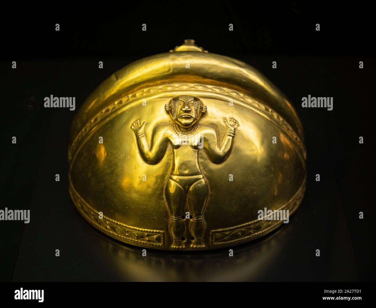 Gold Quimbaya helmet, 200-1000 AD. One of more than one hundred artefacts of the Quimbaya treasure (Tesoro de los Quimbayas), discovered in two tombs Stock Photo