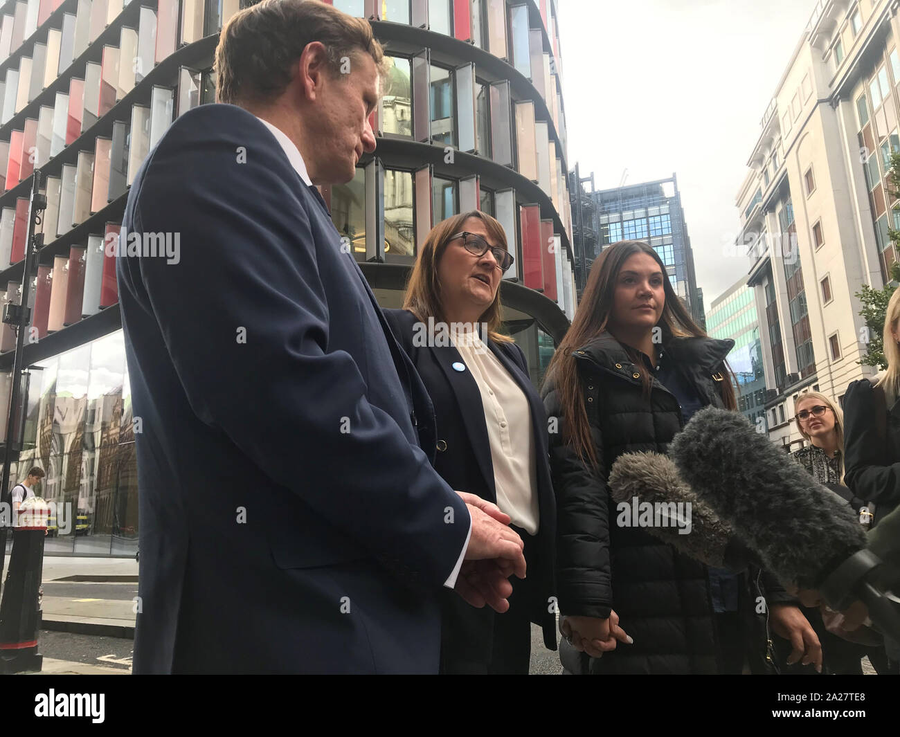 DCI Noel McHugh, Josh Hanson's mother Tracey Hanson and his sister Brooke Hanson outside the Old Bailey following the conviction of Shane O'Brien. Stock Photo